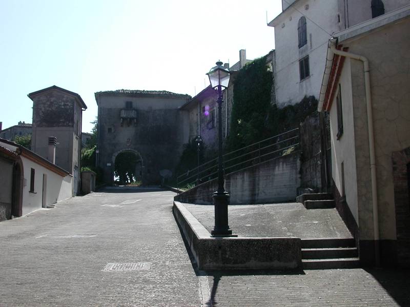 Piazzale antistante il castello